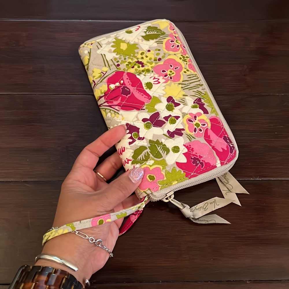 Vera Bradley wallet/wristlet in Make Me Blush